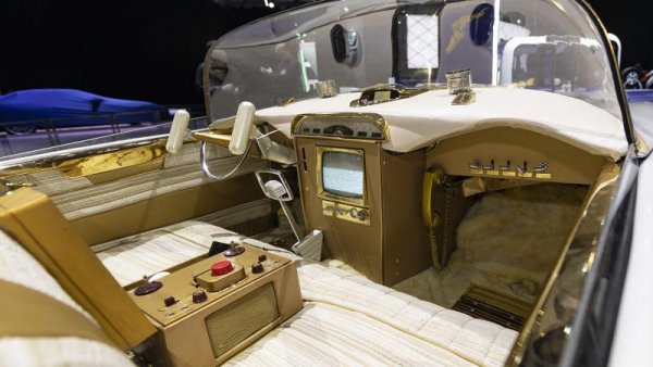 Автомобилът има също така тапицирани табла и панели на вратите, както и вграден телевизор, радио и касетофон. А също така един вид гласов контрол, както и дистанционно управлявани врати и старт/стоп система на двигателя. О, а стелките са от кожа на норка.